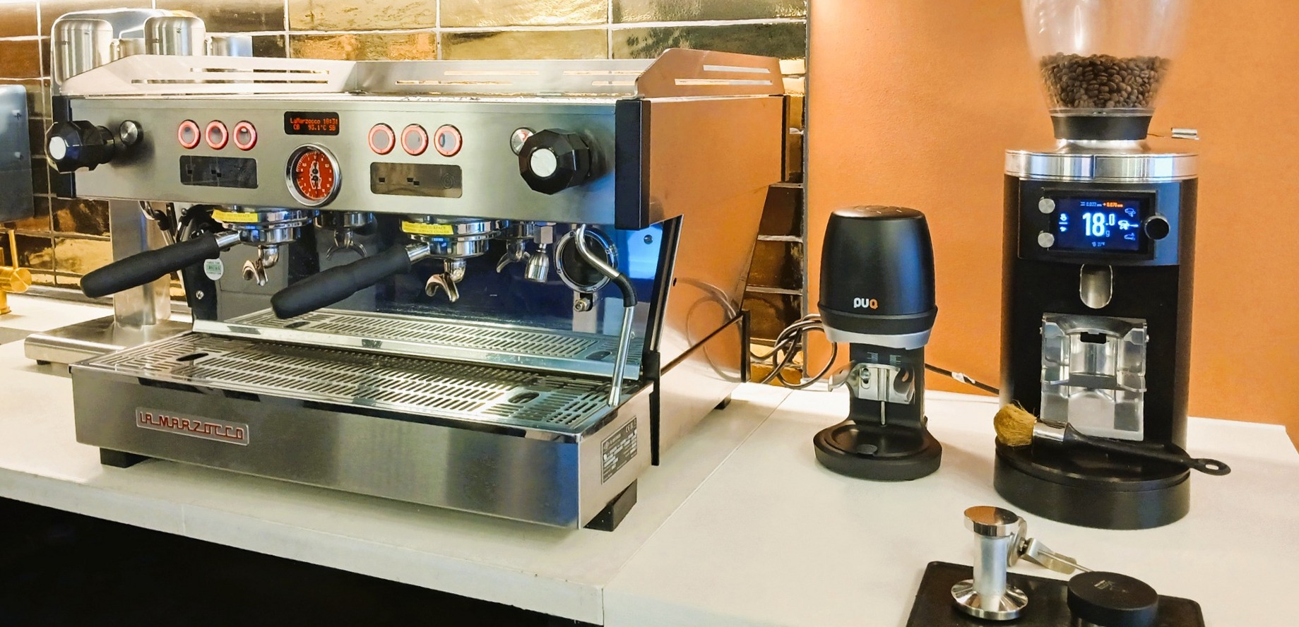 De professionele koffiemachine en koffiemolen van Cafedaki