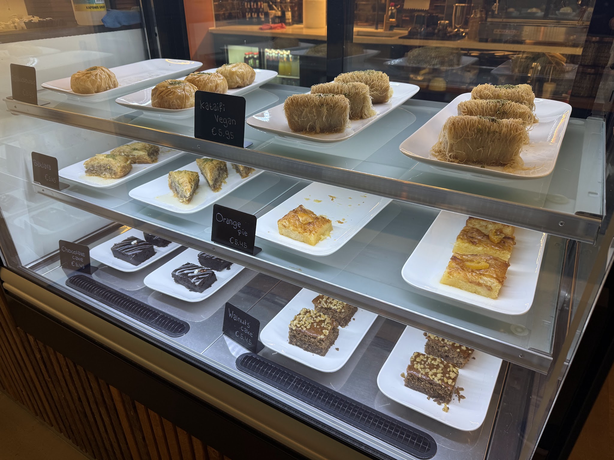 Vitrine bij Cafedaki met verschillende soorten zoet en hartig Grieks gebak