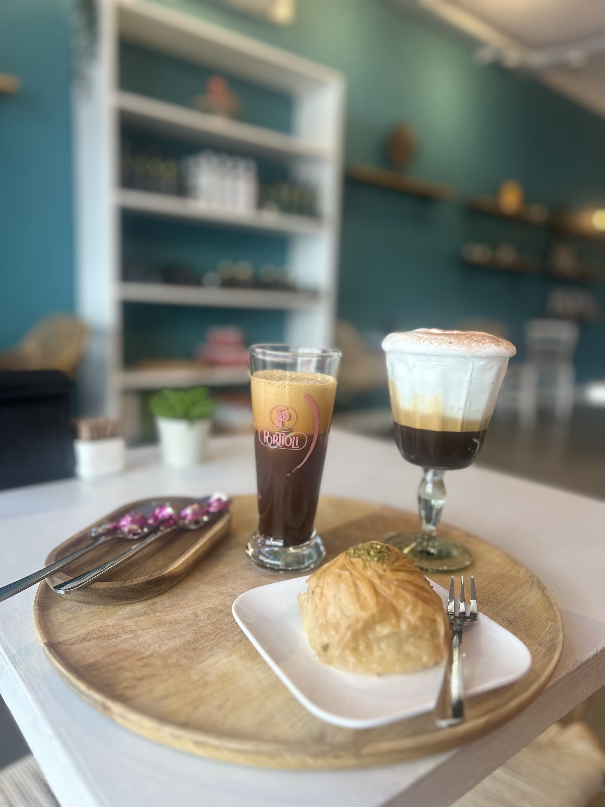 Freddo koffie en gebak op een tafeltje in het blauwgroene interieur